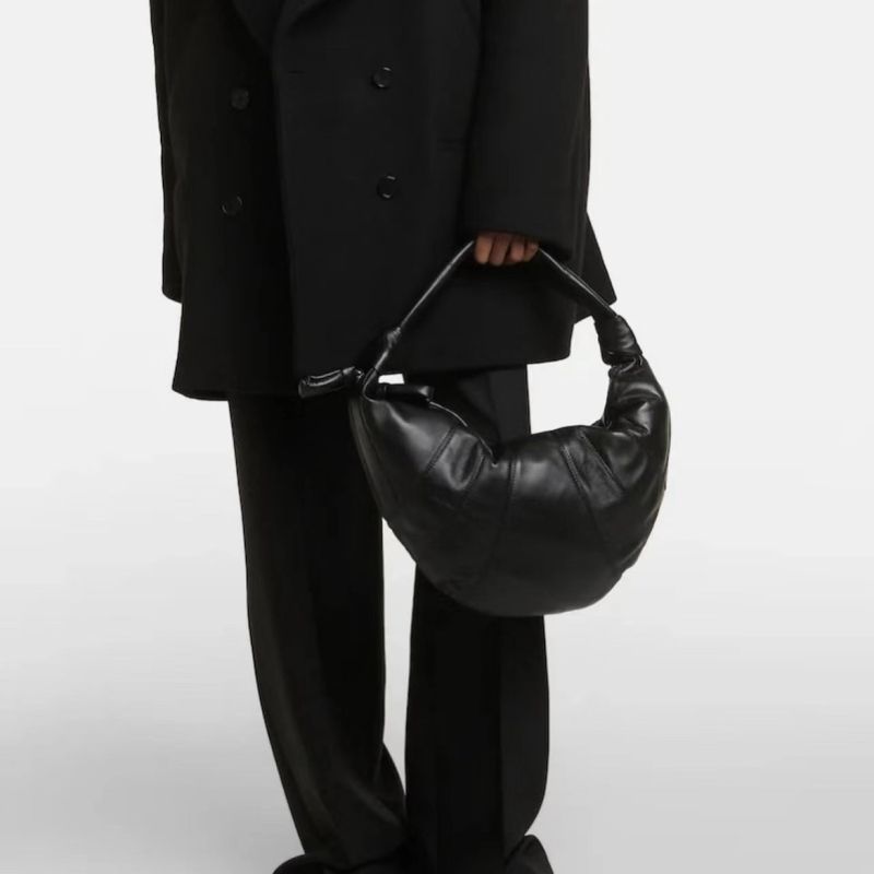 Geantă tip gălușă din piele naturală, exterior din piele de oaie, căptușeală poliester, închidere cu fermoar, buzunar interior cu fermoar, curea de umăr simplă