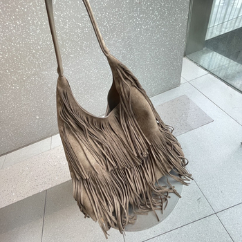 Caredo bársonyos alkarra illő táska telefontokkal, függőleges négyzet alakú, mágneses zárás — Ősz 2025