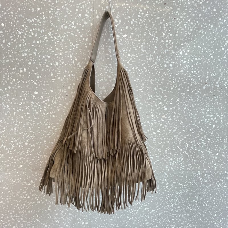 Caredo bársonyos alkarra illő táska telefontokkal, függőleges négyzet alakú, mágneses zárás — Ősz 2025