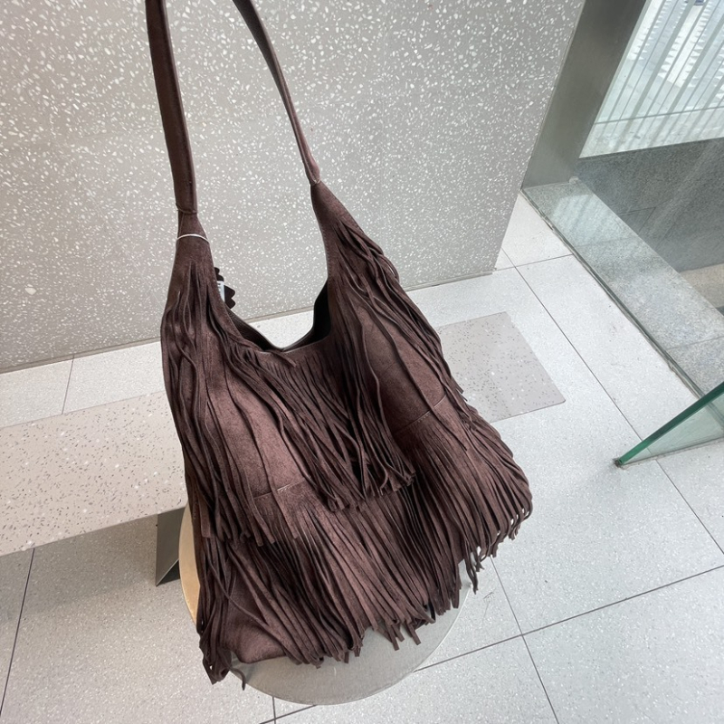 Caredo bársonyos alkarra illő táska telefontokkal, függőleges négyzet alakú, mágneses zárás — Ősz 2025