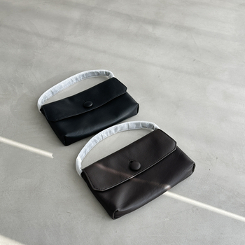 Torba za telefon od top-grain kravlje kože, vegetable-tanned leather, podstava od kože, elegantan zreli ženski stil, jesen 2025