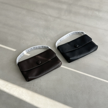 Torba za telefon od top-grain kravlje kože, vegetable-tanned leather, podstava od kože, elegantan zreli ženski stil, jesen 2025