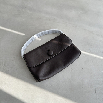 Torba za telefon od top-grain kravlje kože, vegetable-tanned leather, podstava od kože, elegantan zreli ženski stil, jesen 2025