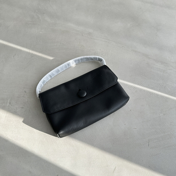 Torba za telefon od top-grain kravlje kože, vegetable-tanned leather, podstava od kože, elegantan zreli ženski stil, jesen 2025