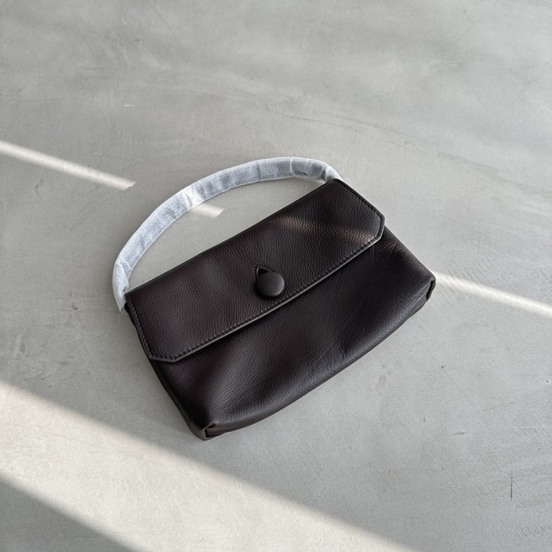 Torba za telefon od top-grain kravlje kože, vegetable-tanned leather, podstava od kože, elegantan zreli ženski stil, jesen 2025