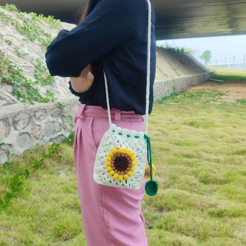 Heklana crossbody torbica sa motivom suncokreta, zatvaranje šnurlom, pamuk, vertikalni kvadratni oblik, bez podstava, za opuštena putovanja
