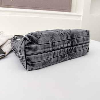 Denim városi táska függőleges négyzet alakú, cipzárral, telefontartó zsebbel, belső patch zsebbel