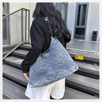 Denim városi táska függőleges négyzet alakú, cipzárral, telefontartó zsebbel, belső patch zsebbel