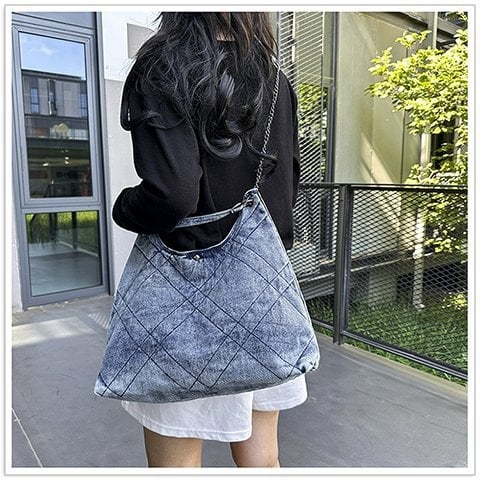 Denim városi táska függőleges négyzet alakú, cipzárral, telefontartó zsebbel, belső patch zsebbel