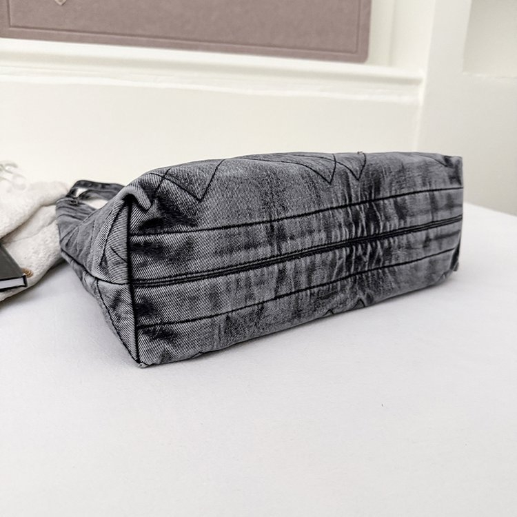 Denim városi táska függőleges négyzet alakú, cipzárral, telefontartó zsebbel, belső patch zsebbel