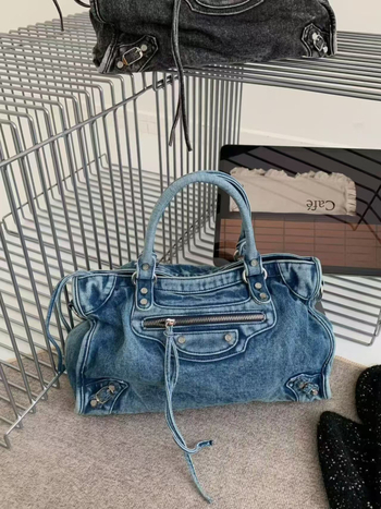 Vászon tote táska utcai stílusban, vízszintes négyzet alakú forma, cipzáras záródás, belső zseb a telefon számára