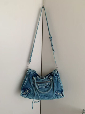 Vászon tote táska utcai stílusban, vízszintes négyzet alakú forma, cipzáras záródás, belső zseb a telefon számára