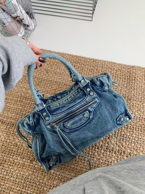 Vászon tote táska utcai stílusban, vízszintes négyzet alakú forma, cipzáras záródás, belső zseb a telefon számára