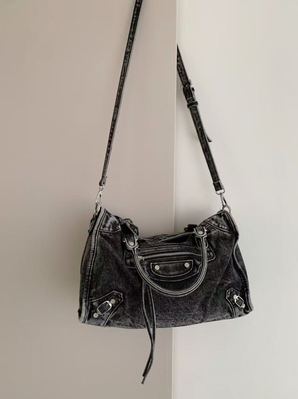 Vászon tote táska utcai stílusban, vízszintes négyzet alakú forma, cipzáras záródás, belső zseb a telefon számára