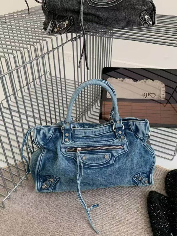 Vászon tote táska utcai stílusban, vízszintes négyzet alakú forma, cipzáras záródás, belső zseb a telefon számára