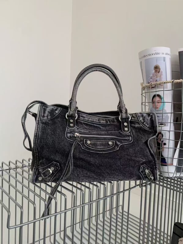 Vászon tote táska utcai stílusban, vízszintes négyzet alakú forma, cipzáras záródás, belső zseb a telefon számára