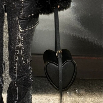 Crossbody torba s kožom od mikrovlakna, mekana konstrukcija, vodoravni četverokutni oblik, otvorena džep