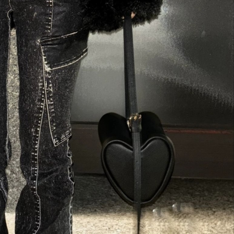 Crossbody torba s kožom od mikrovlakna, mekana konstrukcija, vodoravni četverokutni oblik, otvorena džep