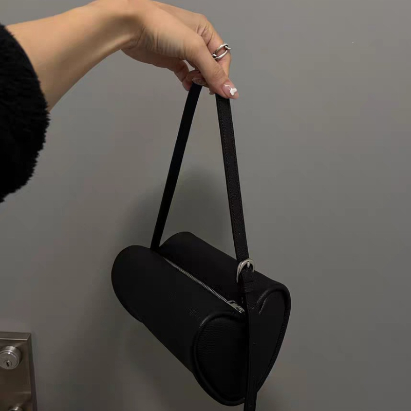 Crossbody torba s kožom od mikrovlakna, mekana konstrukcija, vodoravni četverokutni oblik, otvorena džep