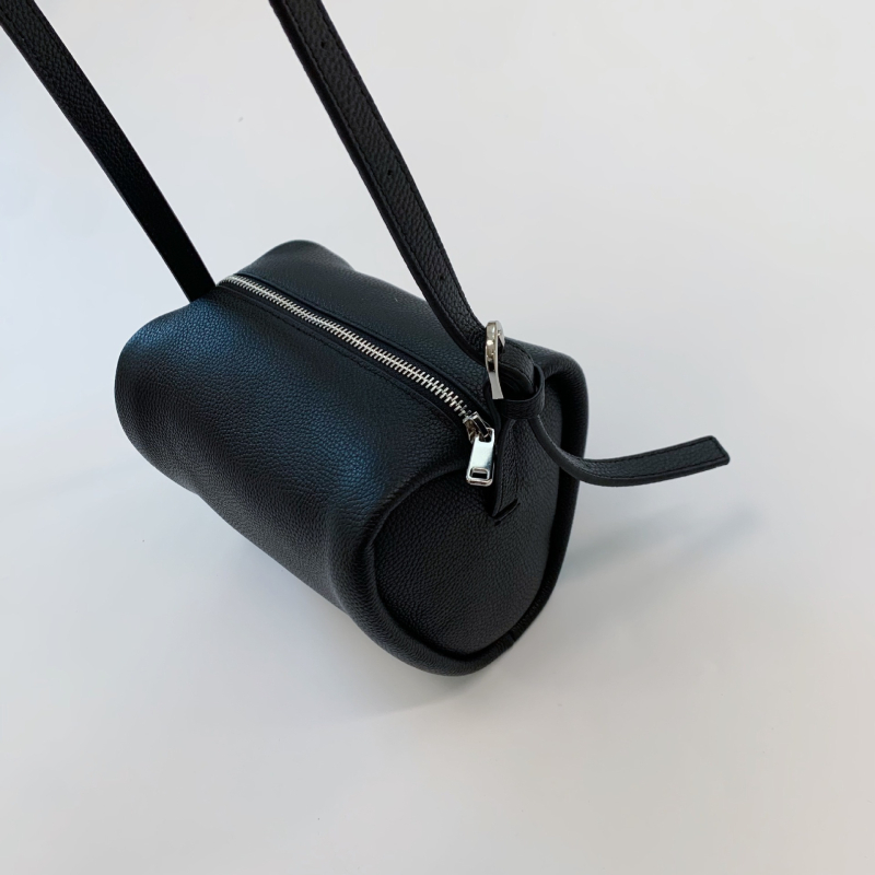 Crossbody torba s kožom od mikrovlakna, mekana konstrukcija, vodoravni četverokutni oblik, otvorena džep