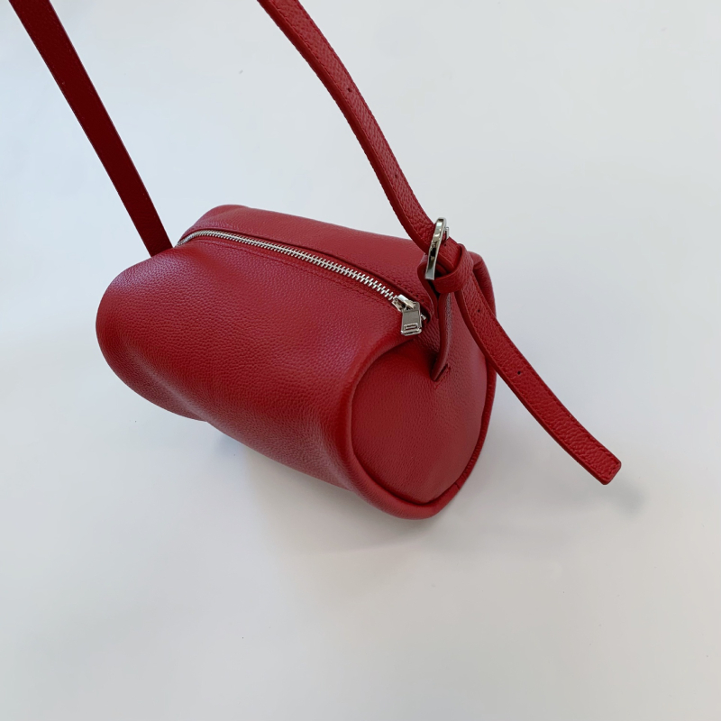 Crossbody torba s kožom od mikrovlakna, mekana konstrukcija, vodoravni četverokutni oblik, otvorena džep