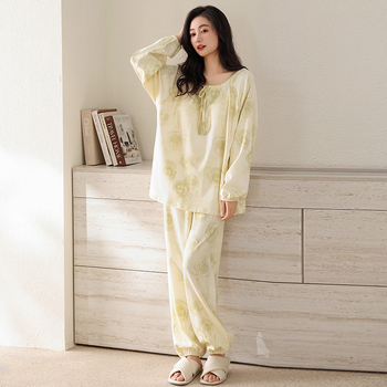 Női elasztikus pamut pizsamaszett mellkasbetéttel, kerek nyakú, hosszú ujjú