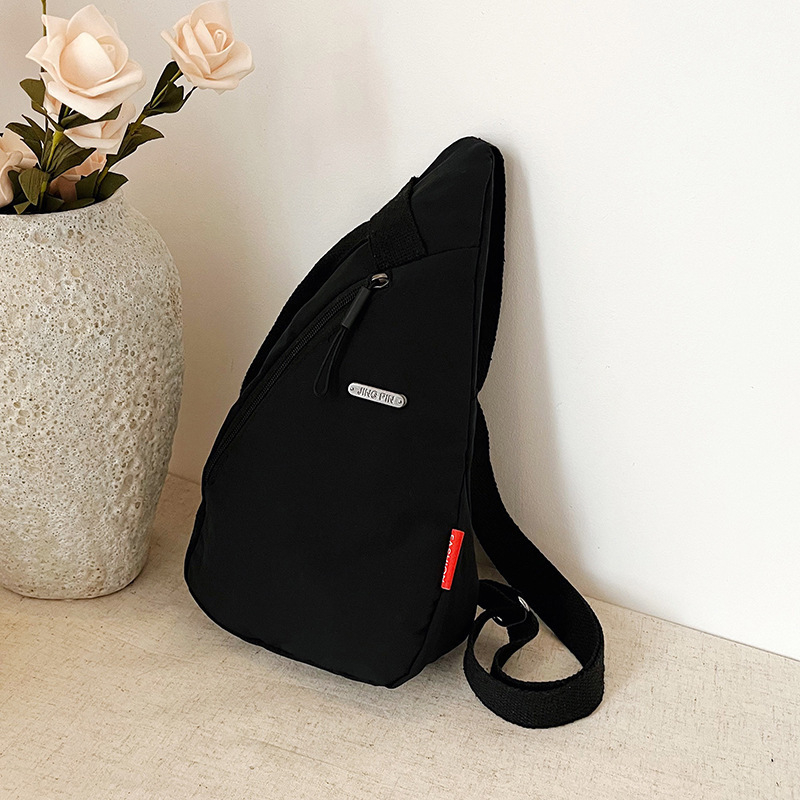 PU crossbody torba s zatvaranjem na zip, unutarnji džepovi za telefon i dokumente, unutarnja džepica, poliester podstava, gradski minimalistički stil