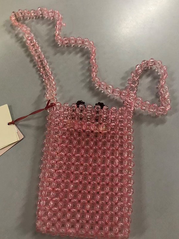 Krosbody torba s vertikalno kvadratnim tijelom od akrila, trodimenzionalni dizajn, otvoreni gornji dio, unutarnji džepovi za telefon i dokumente