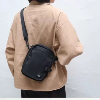 Crossbody torba za putovnicu s motivom Nya iznenađena mačka – jednostavan dizajn, mala kvadratna torba, velika pretinac za telefon