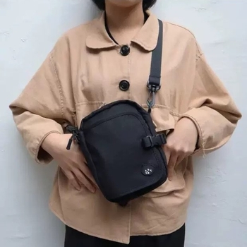 Crossbody torba za putovnicu s motivom Nya iznenađena mačka – jednostavan dizajn, mala kvadratna torba, velika pretinac za telefon