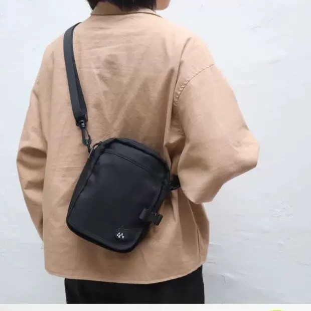 Crossbody torba za putovnicu s motivom Nya iznenađena mačka – jednostavan dizajn, mala kvadratna torba, velika pretinac za telefon