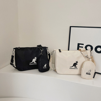 Ženska crossbody torbica od najlona, vodoravnog kvadratnog oblika, zatvaranje na zip, unutarnji džepovi za telefon i identifikacijsku karticu, podstava od poliestera