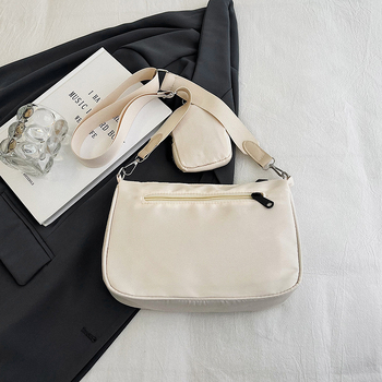Ženska crossbody torbica od najlona, vodoravnog kvadratnog oblika, zatvaranje na zip, unutarnji džepovi za telefon i identifikacijsku karticu, podstava od poliestera