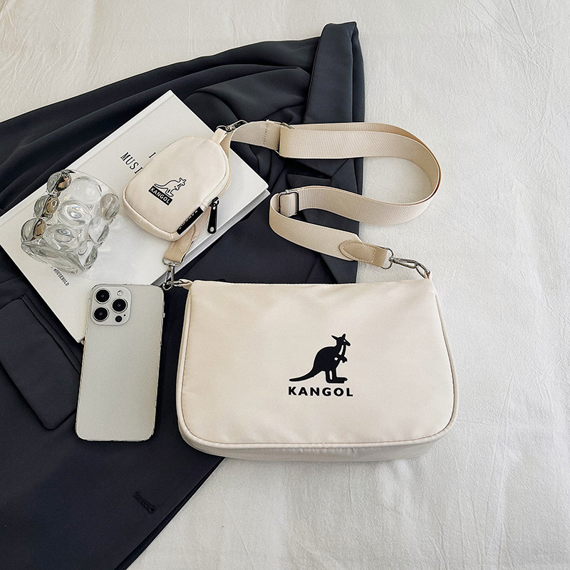 Ženska crossbody torbica od najlona, vodoravnog kvadratnog oblika, zatvaranje na zip, unutarnji džepovi za telefon i identifikacijsku karticu, podstava od poliestera