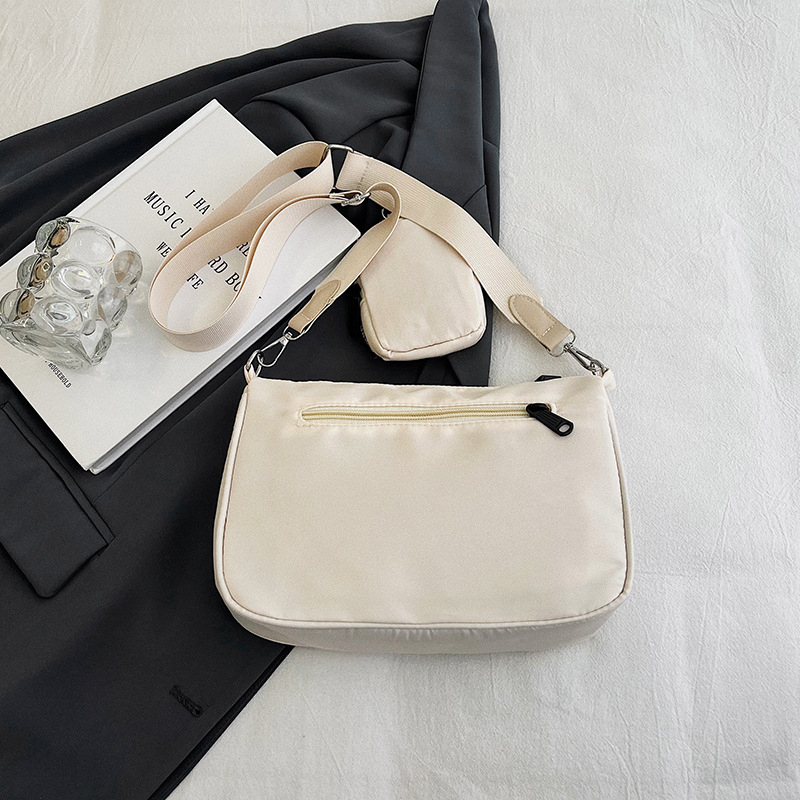 Ženska crossbody torbica od najlona, vodoravnog kvadratnog oblika, zatvaranje na zip, unutarnji džepovi za telefon i identifikacijsku karticu, podstava od poliestera
