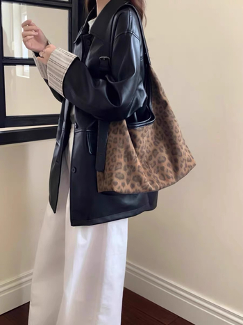 Geantă crossbody cu imprimeu leopard, PU - formă pătrată verticală, închidere magnetică, buzunar pentru telefon (Toamnă 2025)