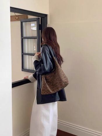 Geantă crossbody cu imprimeu leopard, PU - formă pătrată verticală, închidere magnetică, buzunar pentru telefon (Toamnă 2025)