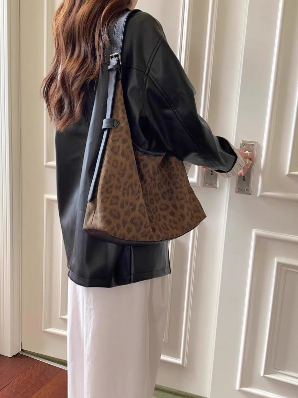 Geantă crossbody cu imprimeu leopard, PU - formă pătrată verticală, închidere magnetică, buzunar pentru telefon (Toamnă 2025)