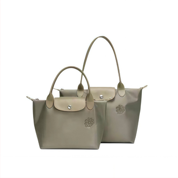 Geantă Tote din nylon, stil unisex, deschidere cu fermoar, exterior tridimensional, buzunare interioare: buzunar cu fermoar și buzunar pentru telefon.