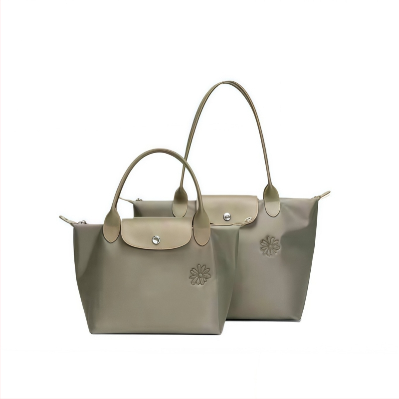 Geantă Tote din nylon, stil unisex, deschidere cu fermoar, exterior tridimensional, buzunare interioare: buzunar cu fermoar și buzunar pentru telefon.