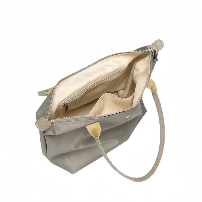 Geantă Tote din nylon, stil unisex, deschidere cu fermoar, exterior tridimensional, buzunare interioare: buzunar cu fermoar și buzunar pentru telefon.