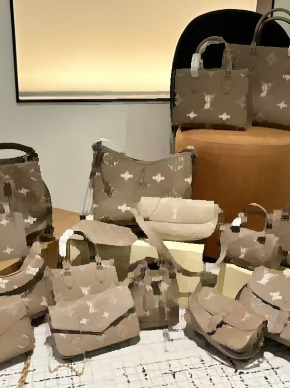 Torba preko ramena s lancem, prava koža, podstava od poliestera, zatvarač, vodoravnog kvadratnog oblika, džep za mobitel