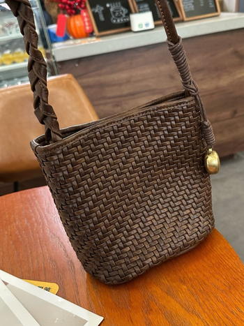 PU bucket torba, tkanina, gradski stil, crossbody, najlonska podstava, otvoren gornji dio, unutarnji džepovi sa zatvaračima, džep za telefon i ID