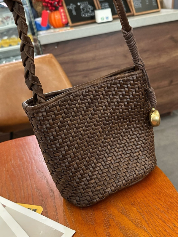 PU bucket torba, tkanina, gradski stil, crossbody, najlonska podstava, otvoren gornji dio, unutarnji džepovi sa zatvaračima, džep za telefon i ID