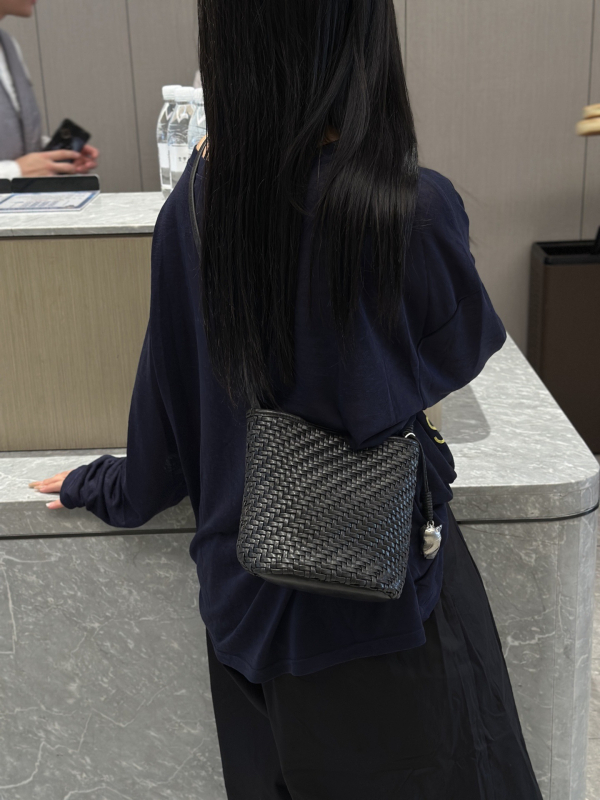 PU bucket torba, tkanina, gradski stil, crossbody, najlonska podstava, otvoren gornji dio, unutarnji džepovi sa zatvaračima, džep za telefon i ID