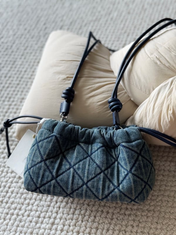 Geantă crossbody din piele de vită, model Cloud, închidere cu șnur, stil urban, buzunar pentru telefon, căptușeală poliester