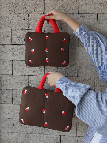 Torba za laptop preko ramena s izvezenim motivom gljive - lagana, prozračna poliesterska tkanina, geometrijski uzorak