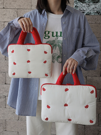 Torba za laptop preko ramena s izvezenim motivom gljive - lagana, prozračna poliesterska tkanina, geometrijski uzorak