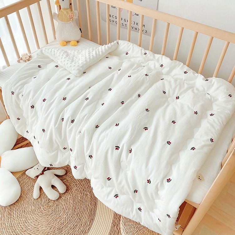 Detská prikrývka s 100% bavlneným poťahom a výplňou zo hodvábnych vlákien, pre deti do 14 rokov, celoročné použitie, spracovanie na mieru