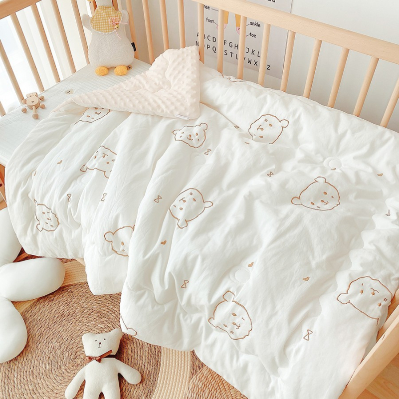 Detská prikrývka s 100% bavlneným poťahom a výplňou zo hodvábnych vlákien, pre deti do 14 rokov, celoročné použitie, spracovanie na mieru